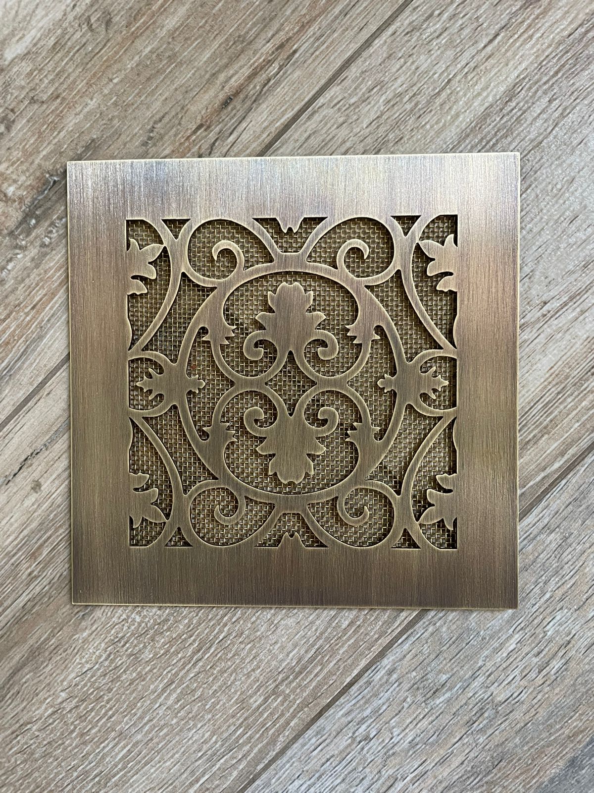 Вентиляционная решетка латунная с патиной LR-07 150х150